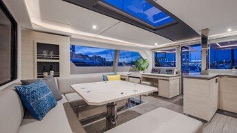 interior catamaran 50 pies